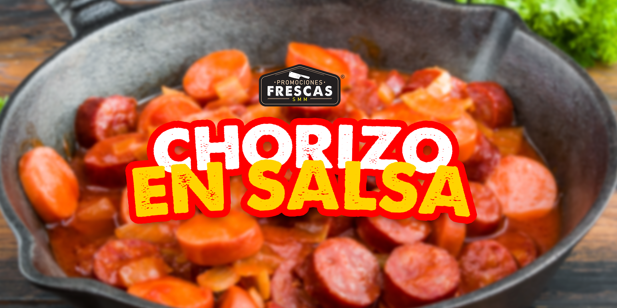 Chorizo en salsa servido en un plato.