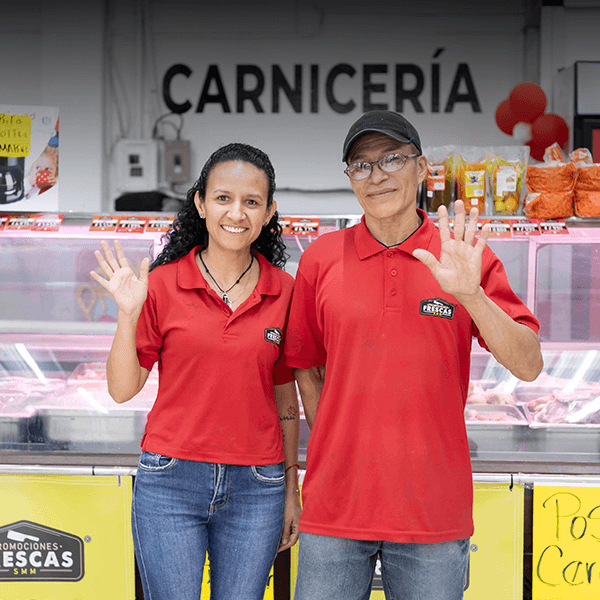 Dos empleados amigables saludando en el interior de una sucursal de la carniceria Promociones Frescas