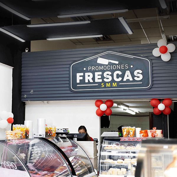 Interior de una carnicería de Promociones Frescas en Costa Rica mostrando carnes frescas en exhibición