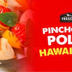 Pinchos de Pollo Hawaianos servidos en una parrilla, con trozos de pollo, piña y pimientos.