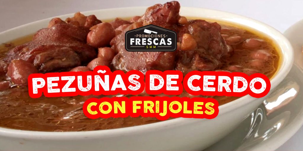 Pesuñas de Cerdo con Frijoles servidas en un plato hondo, con frijoles y verduras en salsa espesa.