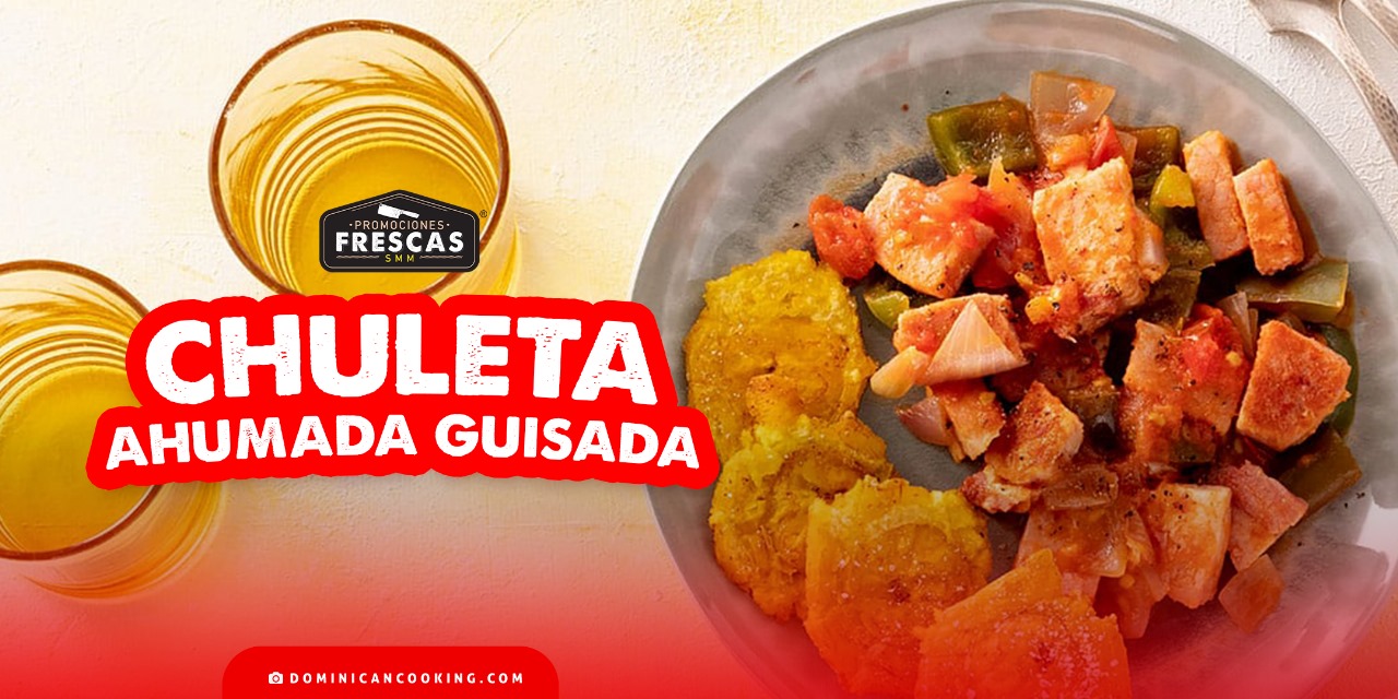 Chuleta ahumada guisada servida en un plato con guarniciones