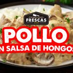 Pollo en Salsa de Pera - Plato servido en un plato blanco con una salsa dorada y peras en la guarnición.